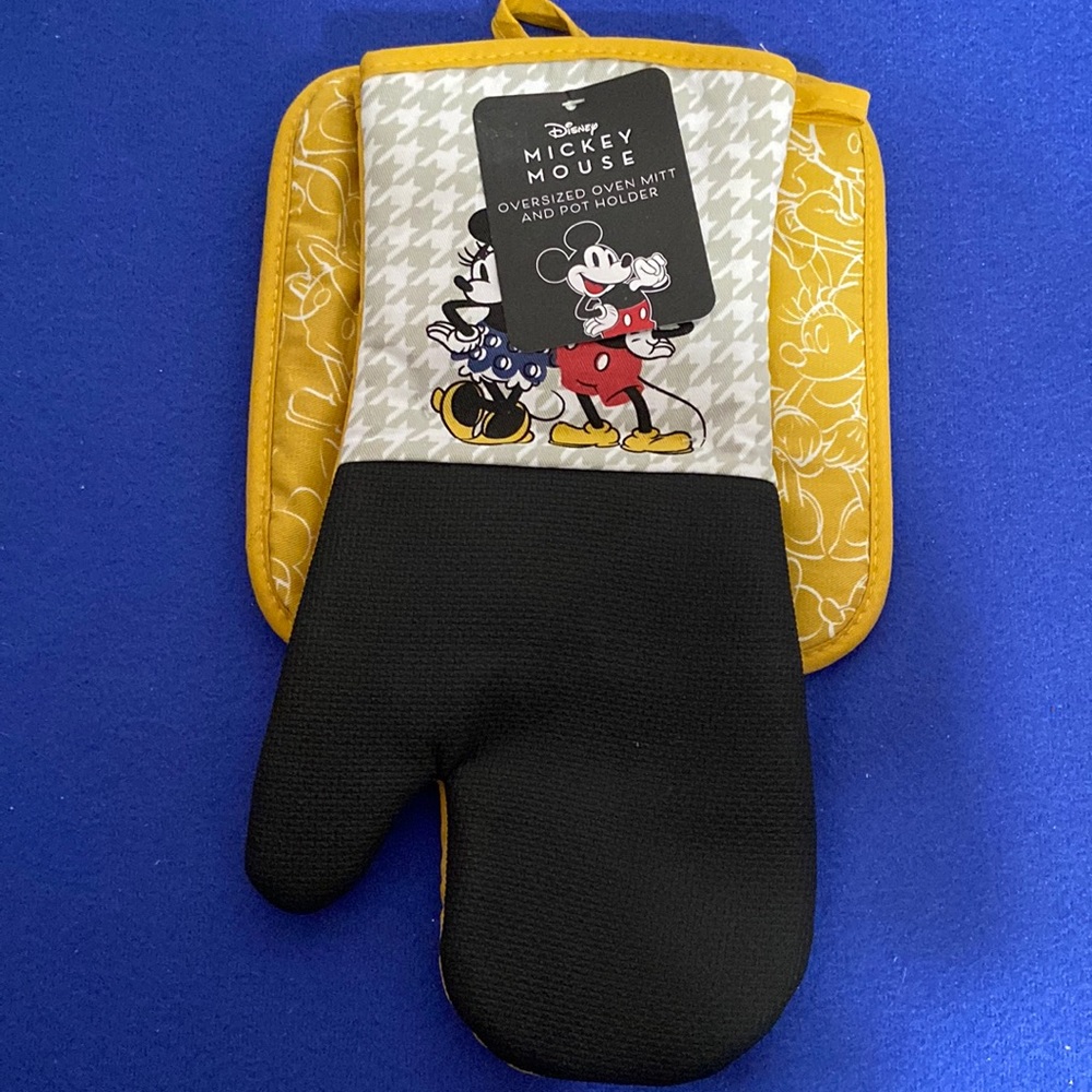 Mickey Mouse oven mitt and pot holder set. NWT